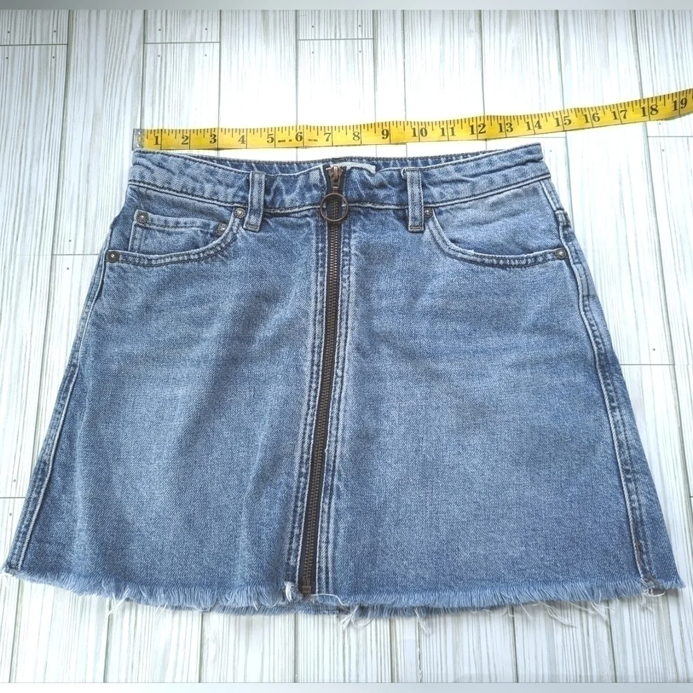 Free People We the Free Zip It Up Denim Distressed Mini Skirt in Med Wash Sz 25